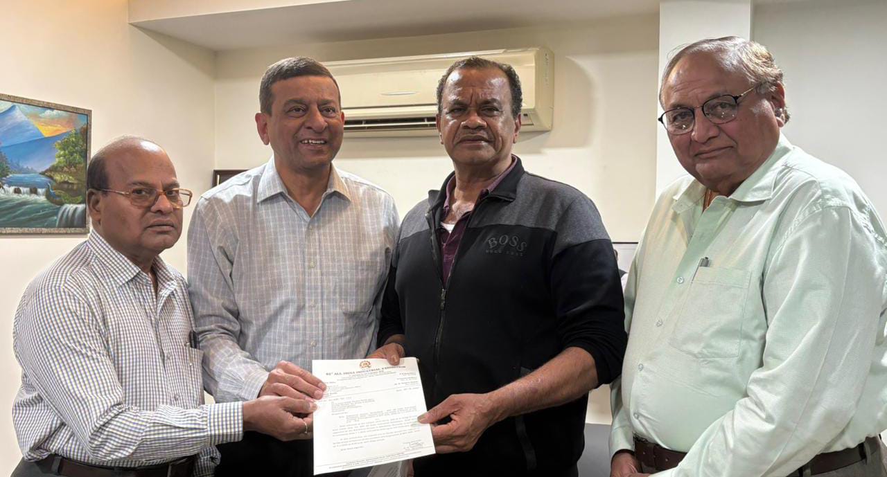 మంత్రి కోమటి రెడ్డి వెంకట్ రెడ్డిని ఆహ్వానించిన ఎగ్జిబిషన్ సొసైటీ ప్రతినిధులు.