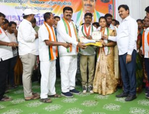 గ్రామాల్లో సుపరిపాలన అందించాలి : మంత్రి పొంగులేటి.