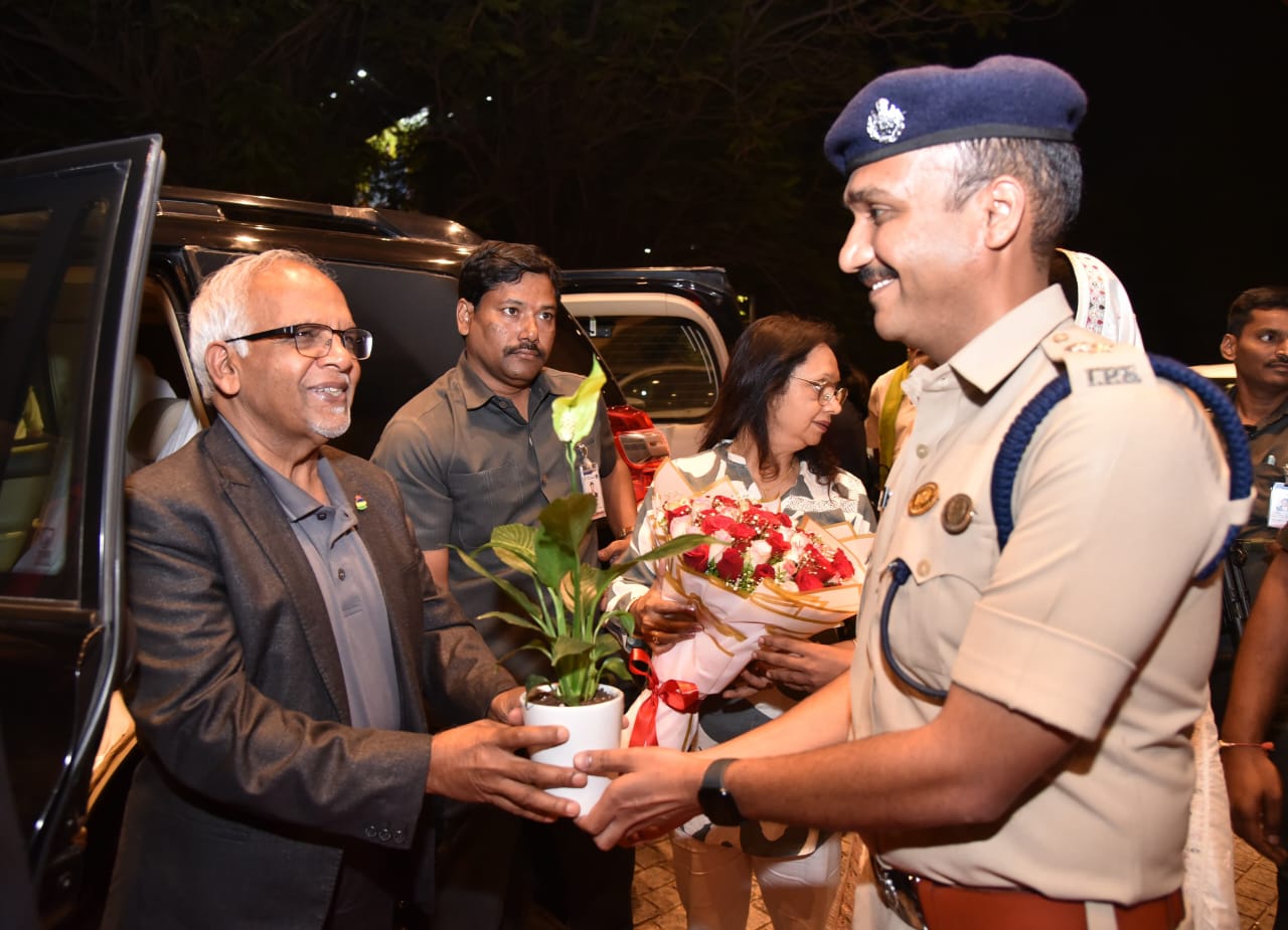 మారిషస్ అధ్యక్షునికి ఘన స్వాగతం పలికిన గుంటూరు జిల్లా ఎస్పీ శ్రీ వకుల్ జిందల్ ఐపీఎస్.