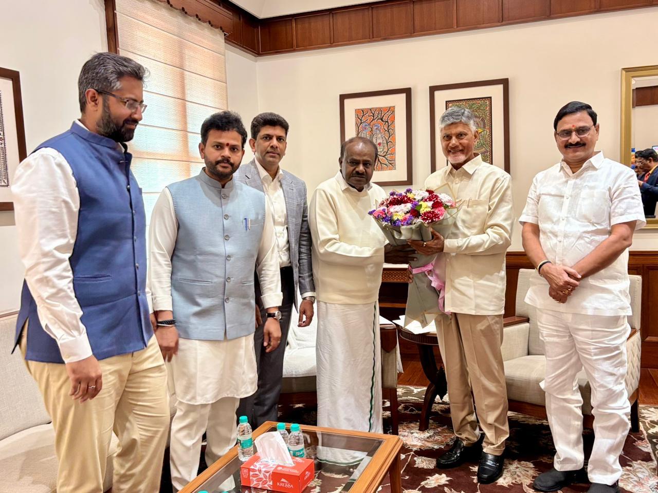 కేంద్ర ఉక్కు శాఖా మంత్రి హెచ్ ‌డీ కుమారస్వామితో ముఖ్యమంత్రి చంద్రబాబు భేటీ