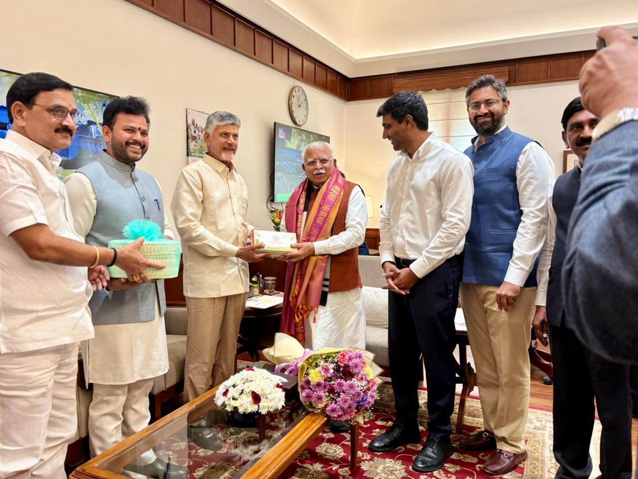 కేంద్ర పట్టణాభివృద్ధి శాఖ మంత్రి మనోహర్ లాల్ ఖట్టర్ తో ముఖ్యమంత్రి చంద్రబాబు భేటీ.