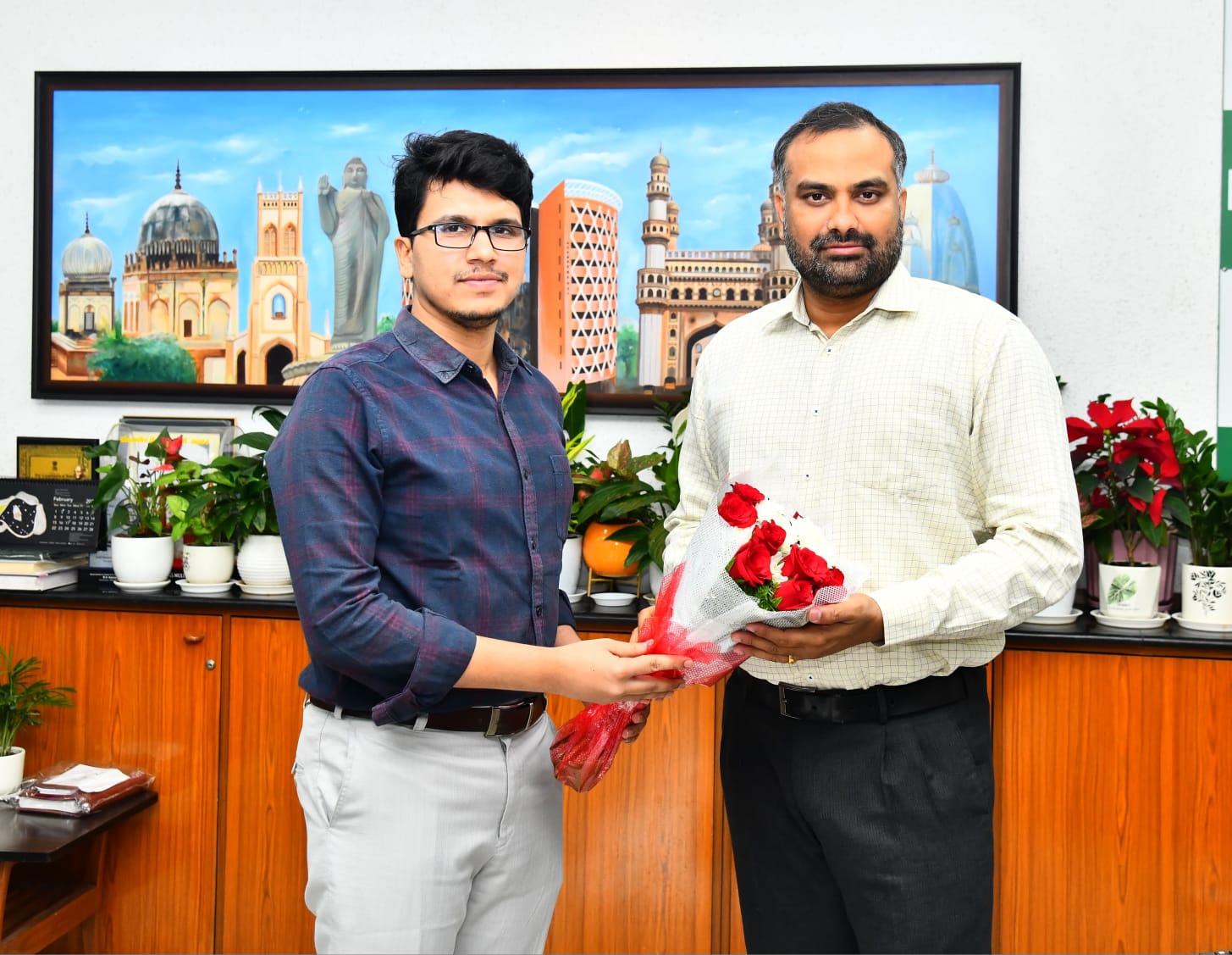 జీహెచ్ఎంసీ కమిషనర్ కలసినరాజేంద్ర నగర్ జోనల్ కమిషనర్ మందా మకరందు.