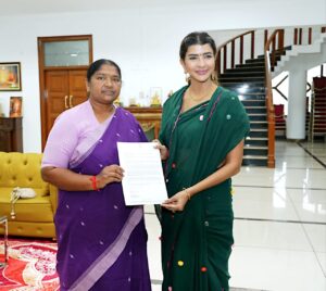 సీతక్క ను కలసిన సినీనటిమంచు లక్ష్మి.