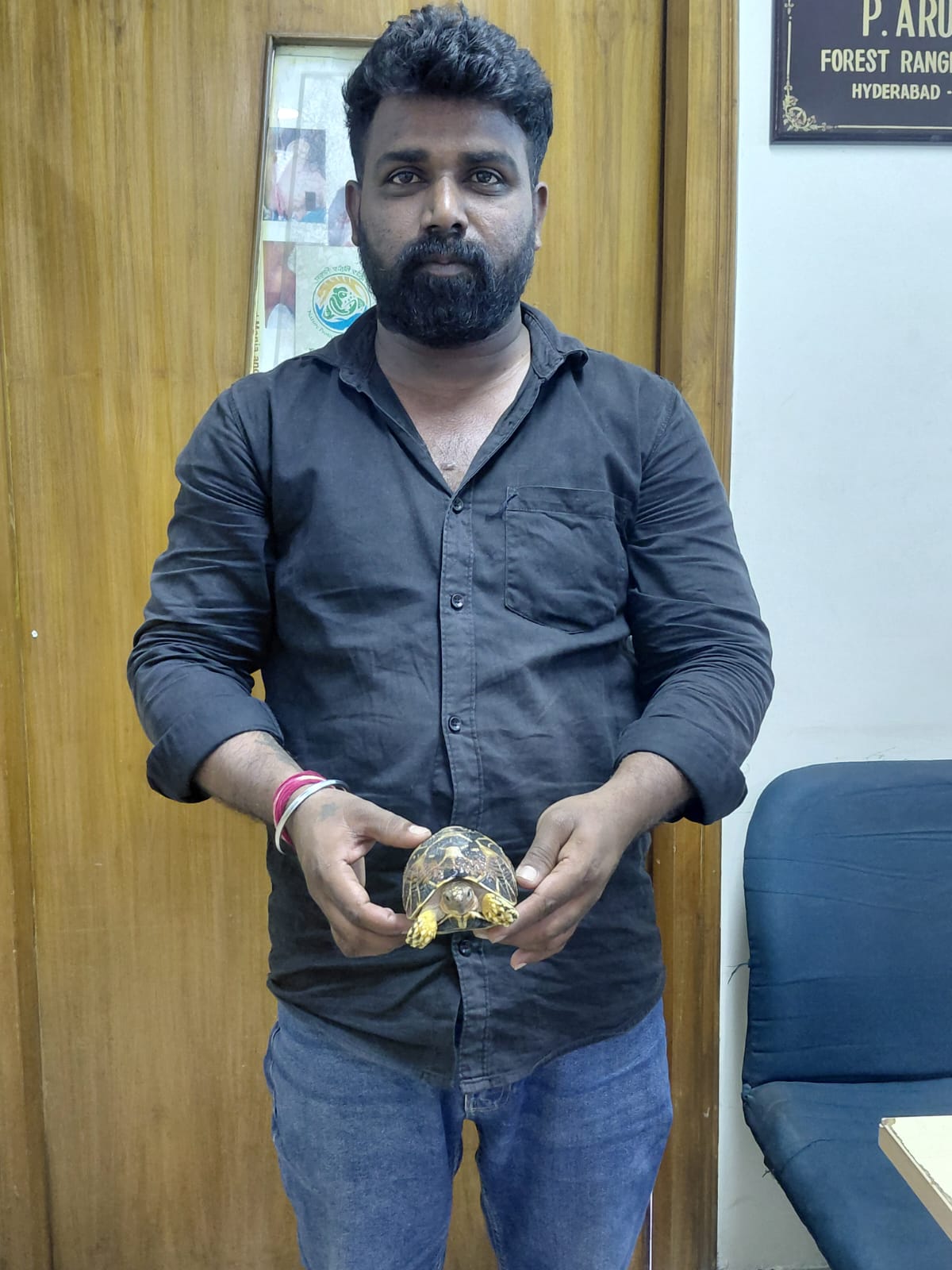 రైలులో స్టార్ తాబేలు పట్టివేత.