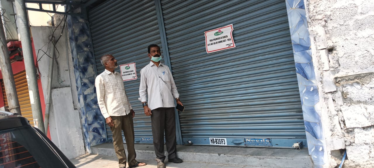 విజయనగర్ కాలనీలో అక్రమంగా నిర్మించిన షాపుల సీజ్ …..