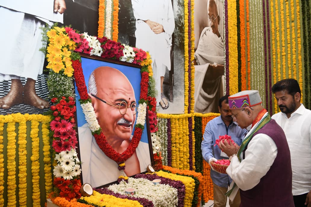 గాంధీజీ ఆశయాల సాధనకు ప్రతి ఒక్కరూ కృషి చేయాలి: గవర్నర్‌ శివ ప్రతాప్‌ శుక్లా పిలుపు